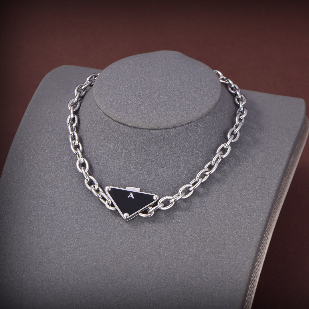 

Luxurys Sale Pendant Necklaces Fashion for Man Woman Inverted triangle prad designers brand Jewelry men women Highly Quality XP2D