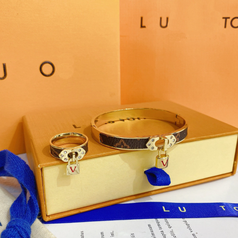 

Designer Bracelet Ring Set 18 Gold-plated Ring Romantic monogram Leather Lock Bracelet Fashion Versatile Ring Multi-size Family Couple Gift Bangle With Box, S301-size9 ring
