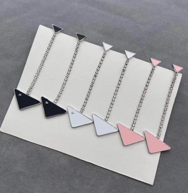 

Designer Long Stud Dangler Hoop Black White Drop for Women Triangle Shaped Earrings Brand Letter Wedding Girl Ears Jewelry Gift Ac9743545