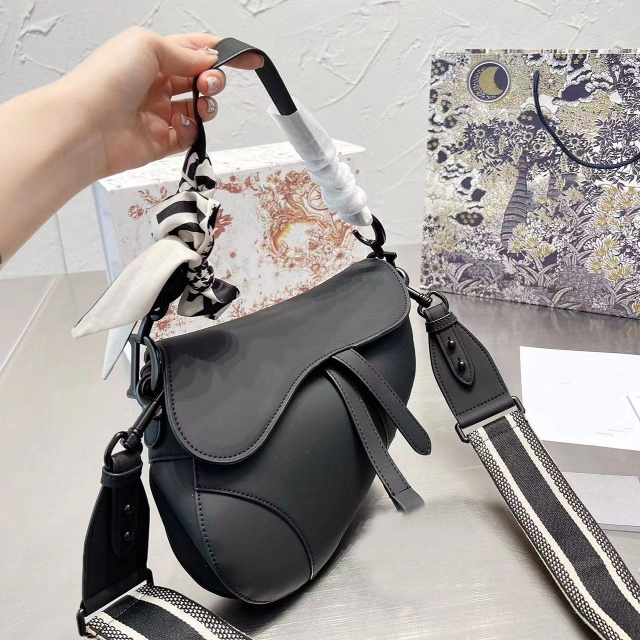 

2021 Women's handbag shoulder bag High quality frosted leather Fashion women's cross designer shoulder letter design Simple latest style, dustproof frame bag, #21 26.5cm black