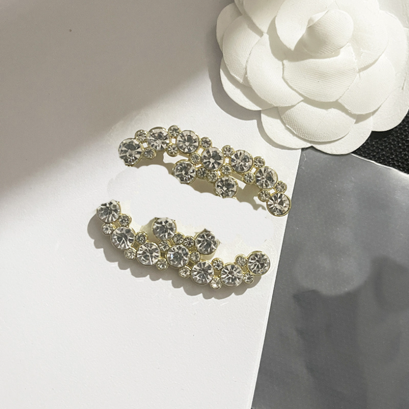 

Designer Diamond Brooches Brand Logo Brooch 18k Gold-plated Pearl Pins Luxury Girls Love Jewelry Wedding Party Versatile Flower Brooch With Love Gift Box