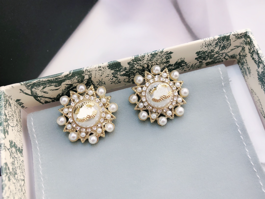 

Springtime Women Pearl Earrings Charming Couples Steel Print Earrings Romantic Designer Jewelry Luxury Brand Earrings Gold Plated Exquisite Design Family Travel
