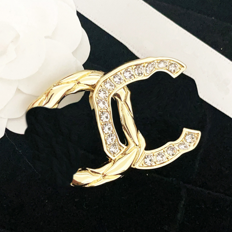 

Fashion Women Love Brooches Designer Jewelry Brooch 18k Gold Spring New Brand Pins Romantic Retro Street Cclogo Brooch Fashion Versatile Gift With Box