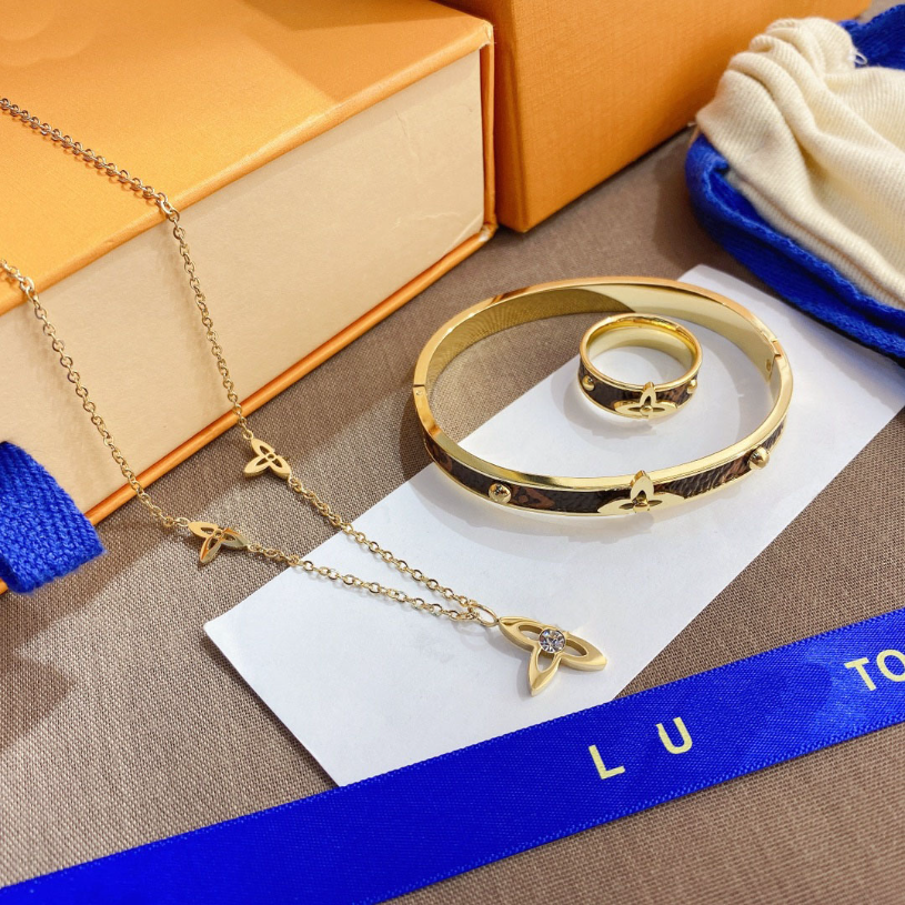 

Girls Love Necklaces Bracelet Set Designer Jewelry Gold Bracelet Vintage Design Necklace Clover Bracelet Spring Gift Ring Luxury Brand Stamp Necklaces With Box