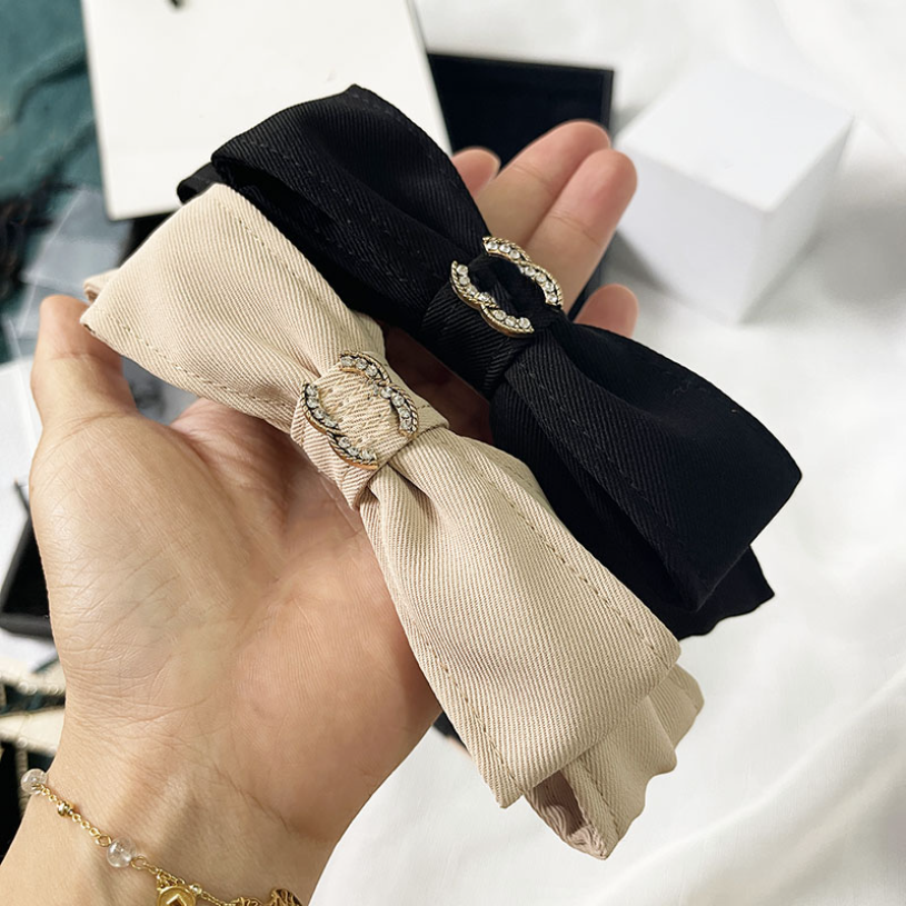 

Fashion Brand Logo Barrettes Clips Double Satin Hair Clip Designer Hairjewelry Fashion Versatile Travel Hair Band Romantic Princess Hairwear Lovers Family Gifts