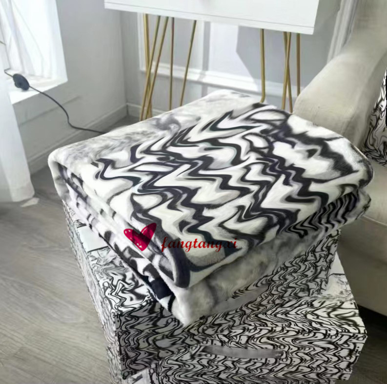 

2023 New  Soft Black Designer Blanket Manta Fleece Throws Sofa Bed Plane Travel Plaids Towel Blankets Luxurious Gift for Kid Adult