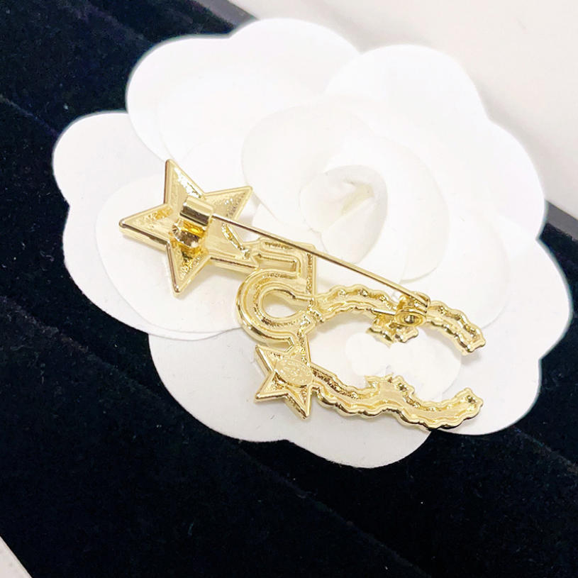

Designer Diamond Brooches Brand Logo Label Pins Women Men's Love Gift Brooches 18K Gold Jewelry Letter Star Pins Springtime Ornaments with Box