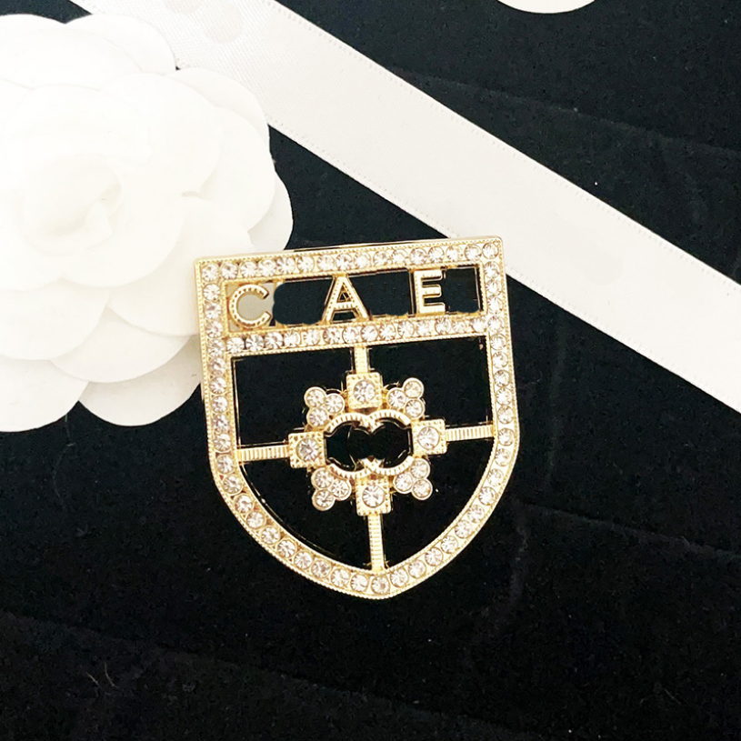 

18K Gold Brooches Designer Diamond Stamp Brooch Men Women Gift Jewelry Romantic Couple Love Shield Brooch Party Wedding Lapel Pins with Box