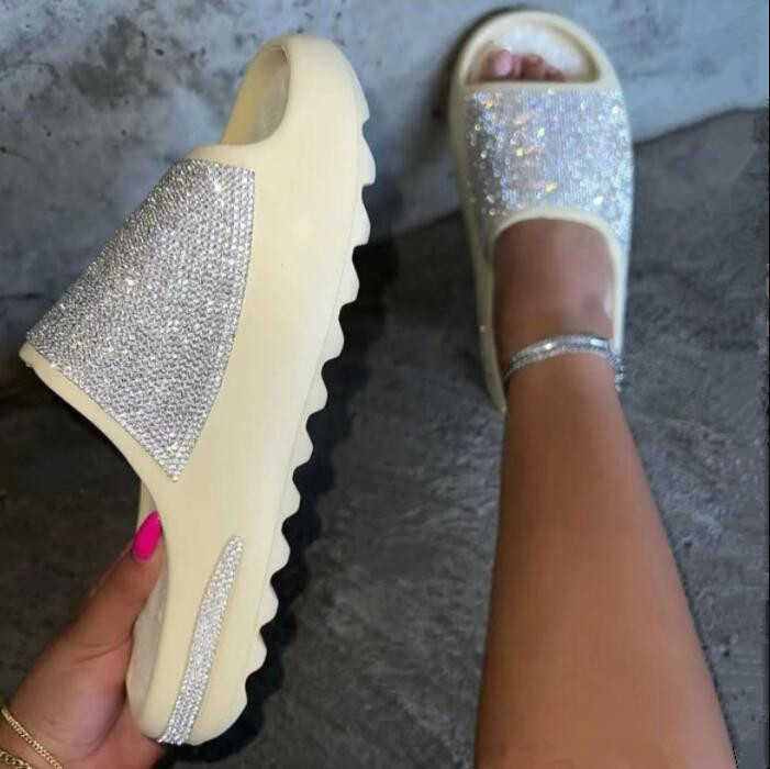 

Slippers 2023 women's new luxury women's shoes with diamond face thin flash thick bottom slippers sandals outdoor beac G230328, Red