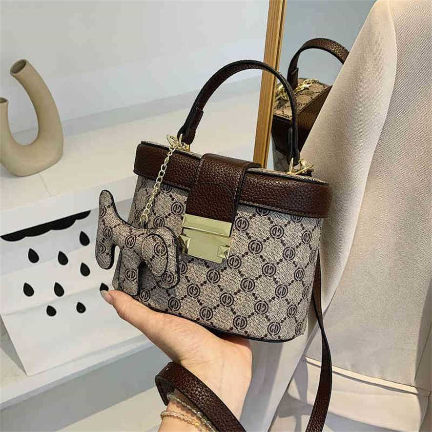 

2023 Designer bag High sense bag female 2023 new Korean fashion printing messenger portable small bag versatile one shoulder women's bag trend, Red7
