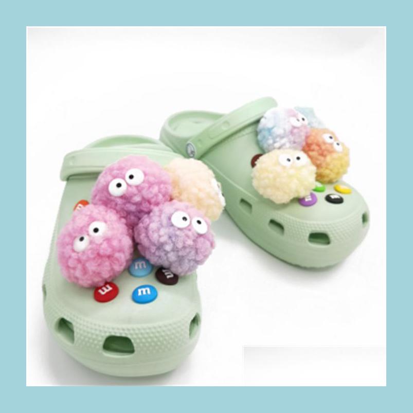 

Shoe Parts Accessories Wholesale Winter Cute Furry 3D Charm Luxury Charms Plastic Warm Button Black Buckles Fit For Diy Clogs Drop Dh18T