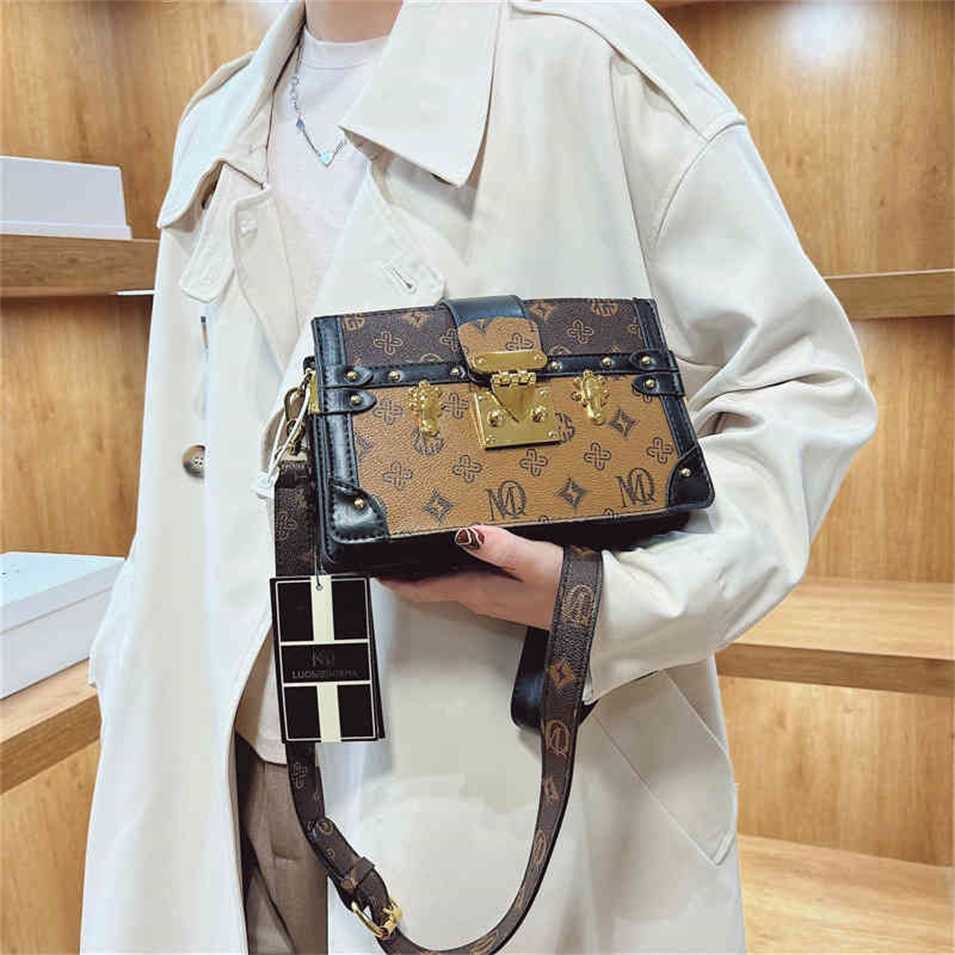 

2023 Designer bag Handbag 5YP9 sense female versatile foreign style small square net red texture hand-held messenger, Brown4