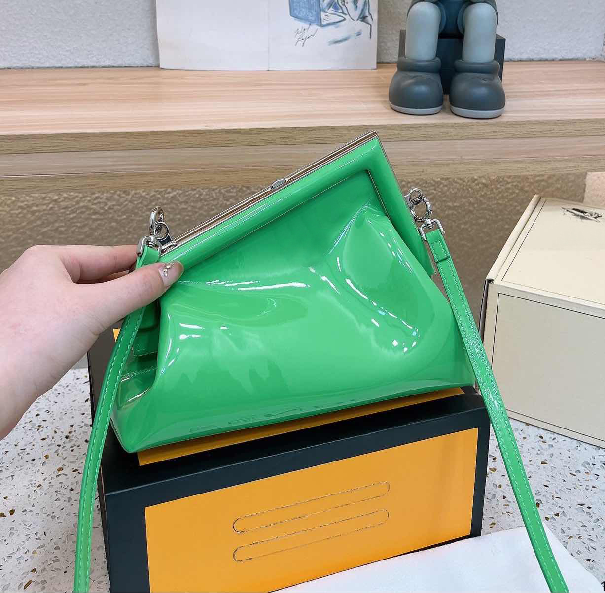 Fashion Designer Bag Womens Cross Body sacs à main Classic Letter Glossy Leather 5A Top Shoulder Bag Girl Fashion Street Shoot Wallet
