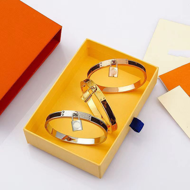 

202318k Gold Itanium Steel Brand Fashion Cuff Bracelet Men and Women Charm Lock Bracelet High Quality Designer Bracelet