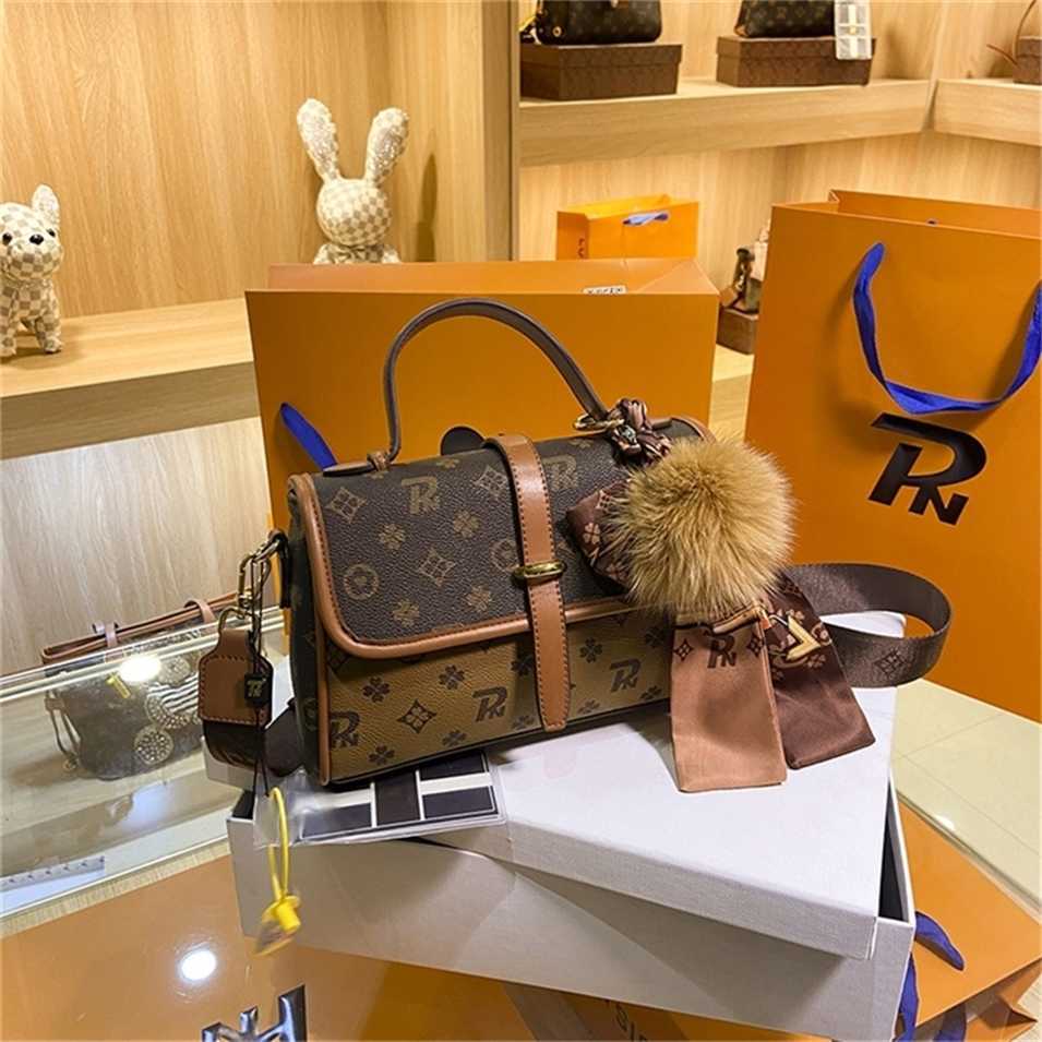 

2023 Designer bag Handbag glory autumn and winter postman Versatile Single advanced feeling commuter messenger, Coffee yellow color matching