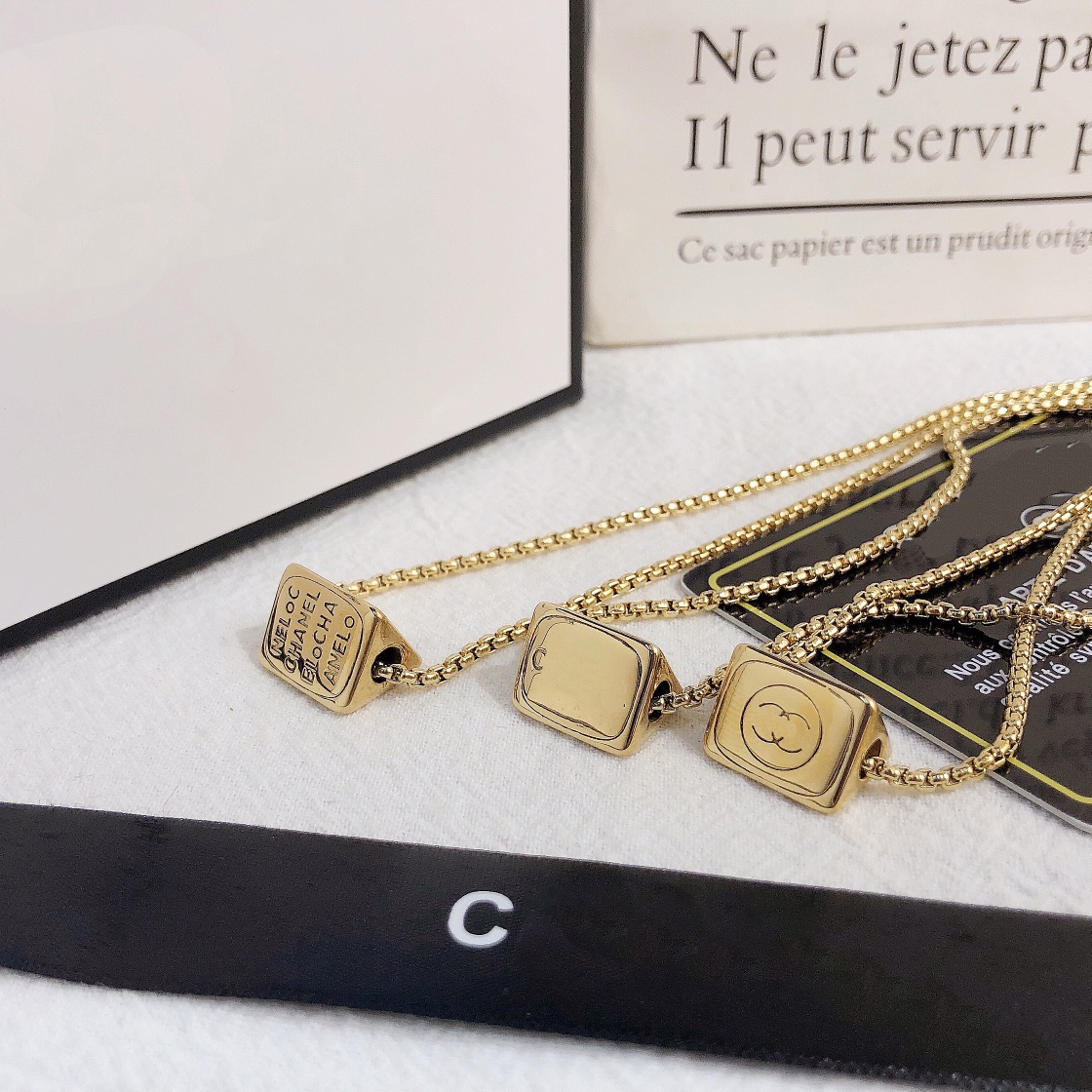 

Women Logo Pendant Necklace Design For Women Gold Necklace Vintage Design Gift Long Chain Love Couple Family Jewelry Necklace Celtic Style Letter Chain With Box