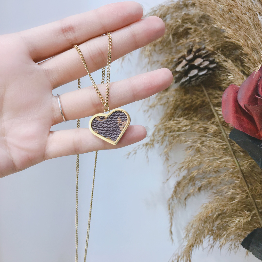 

Women's Heart Pendant Necklace Fine Jewelry Necklace Leather 18k Gold Plated Long Chain Spring Romantic Love Necklace Designer Brand Jewelry Celtic Chain With Box