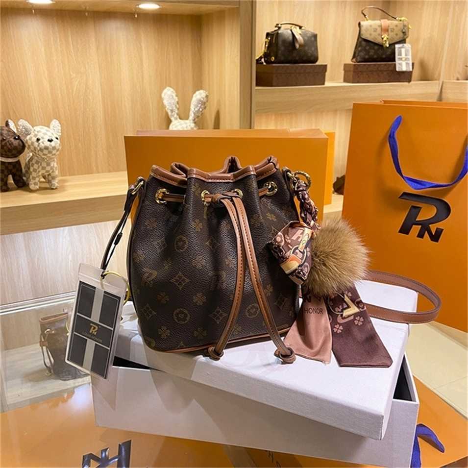 

2023 Designer bag Handbag glory bucket autumn and winter versatile One Messenger high-capacity high-class commuter, Coffee