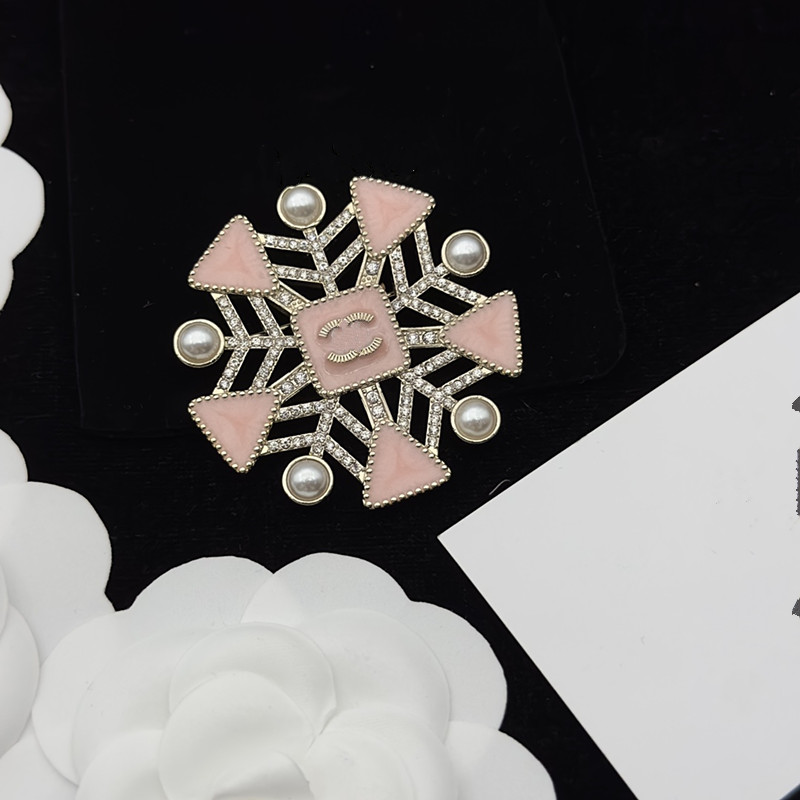 

With BOX 2023 New Luxury Brooches CH Stamp Pink Pins 18K Gold Plated Designers Brooch Pins For Women Badge Pin Party Suit Jewelry