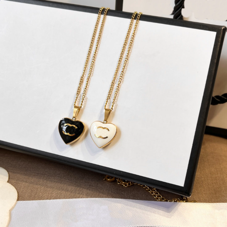 

Brand Enamel Heart Pendant Necklace Designer Necklaces Pendant Choker Black White Love Chain Women Stainless Steel Letter Jewelry Accessories Adjustable