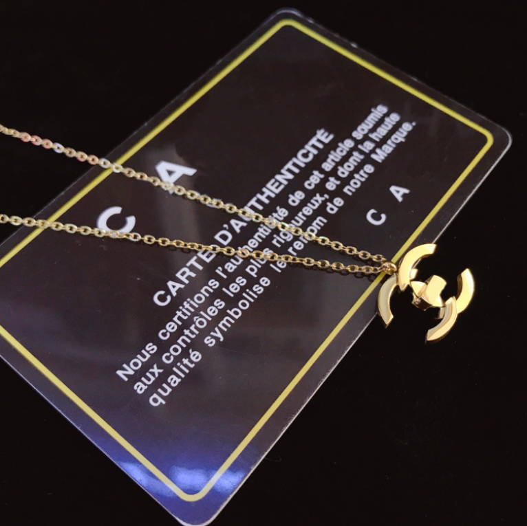 

Designer Gold Necklace With Pendant Brand Jewelry Necklace Girl Gift Love Necklace Romantic Couple Party Long Chains Springtime celtic Jewelry Chins Witn Box