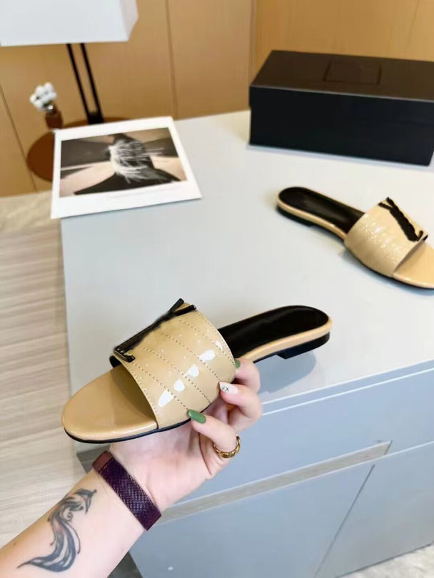 

Spring's Latest Flat Bottom Women's Slippers Non slip Large Sole Women's Shoes Designer Beach Sandals Sizes 35-43, Box