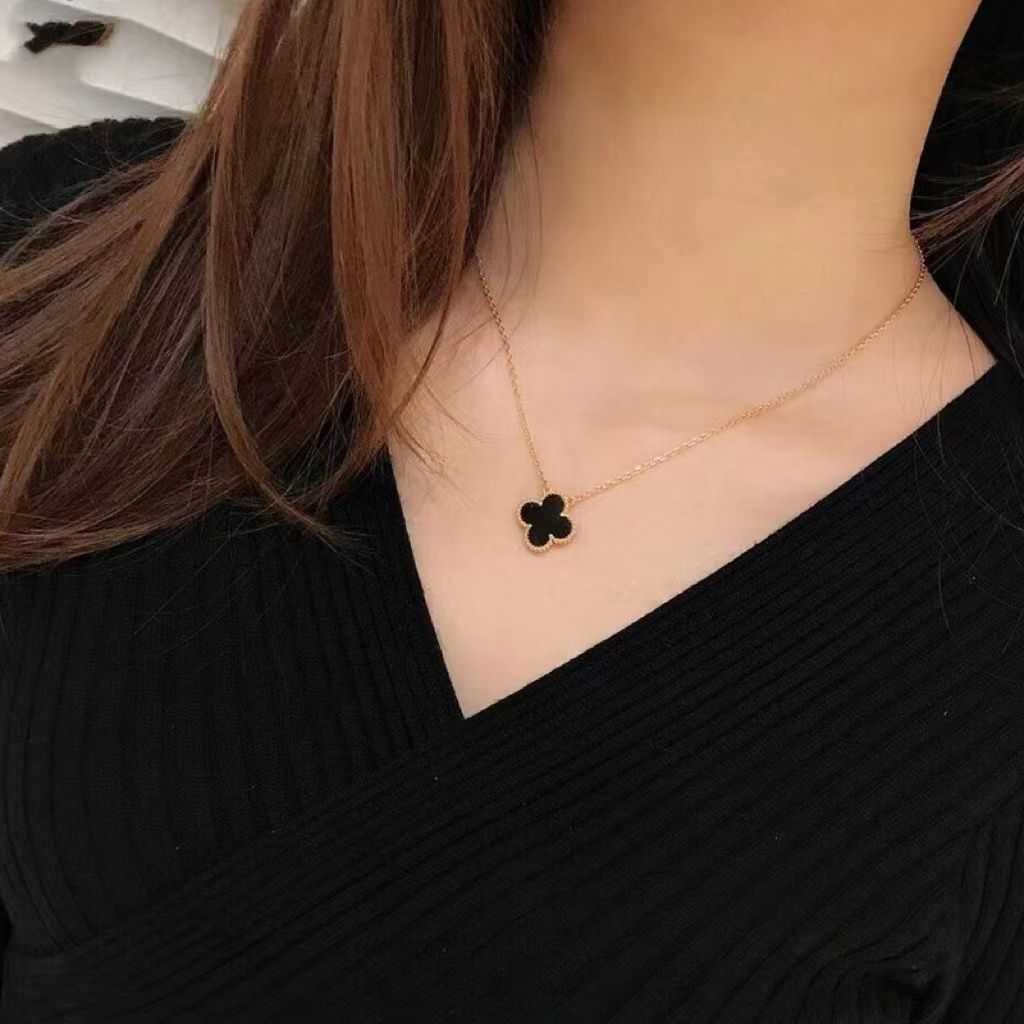 

designer van clover necklace four leaf necklaces chain Grass Necklace Gold Colorless Collar Chain Simple Fashion Trend Gift for Girls