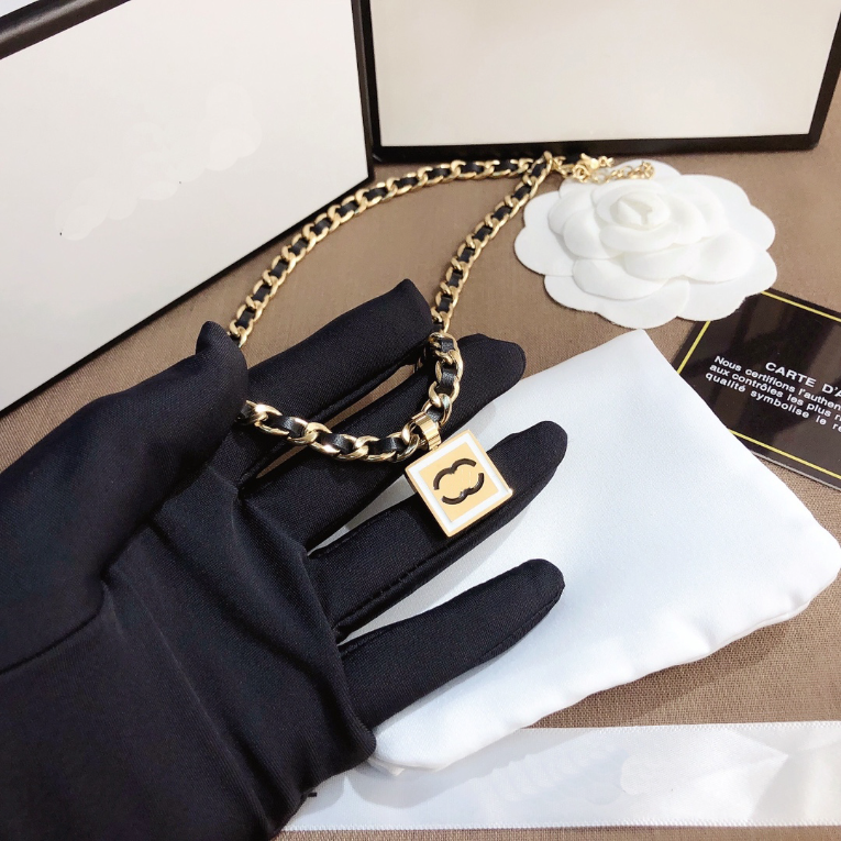 

Designer Gold Plated Necklace Women Love Jewelry Long Chains Fine Jewelry Square Pendant Necklace Brand Love Gift Chain Spring Family Gift Jewelry With Box