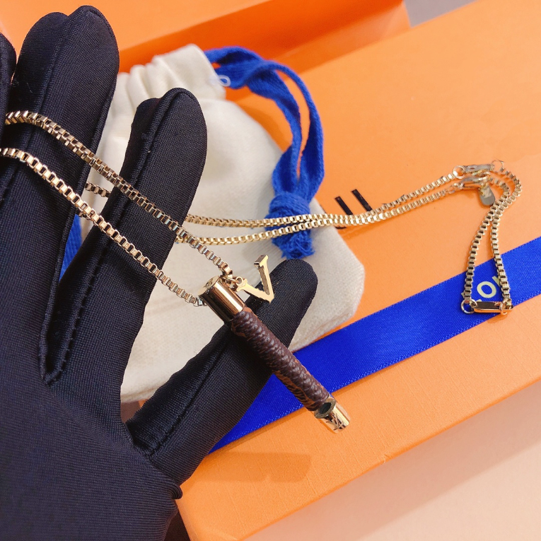 

Womens Spring Pendant Necklaces Love Jewelry Leather Necklace 18k Gold Plated Jewelry Monogram Necklaces Brand Celtic Style Long Chain Family Gift with Box