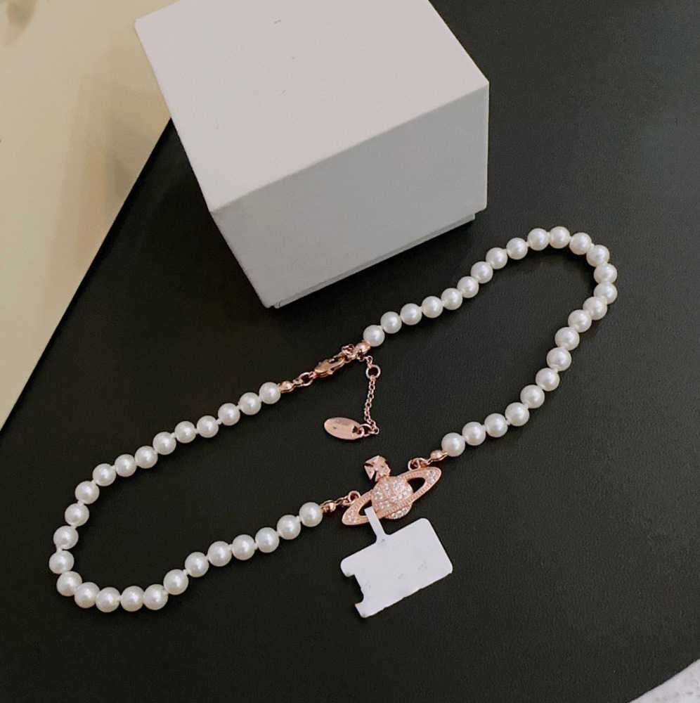 

Pendant Necklaces Fashion Brand Designer Letter Viviene Chokers Luxury Women Jewelry Metal Pearl Necklace cjeweler Westwood For Woman Chain Motion current 66ess