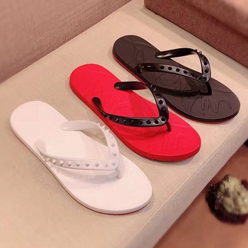

2023 Summer Slippers Beach Flats flip flops black leather studded slippers slides sandals men / women red solel spikes donnas spiked rubber, White