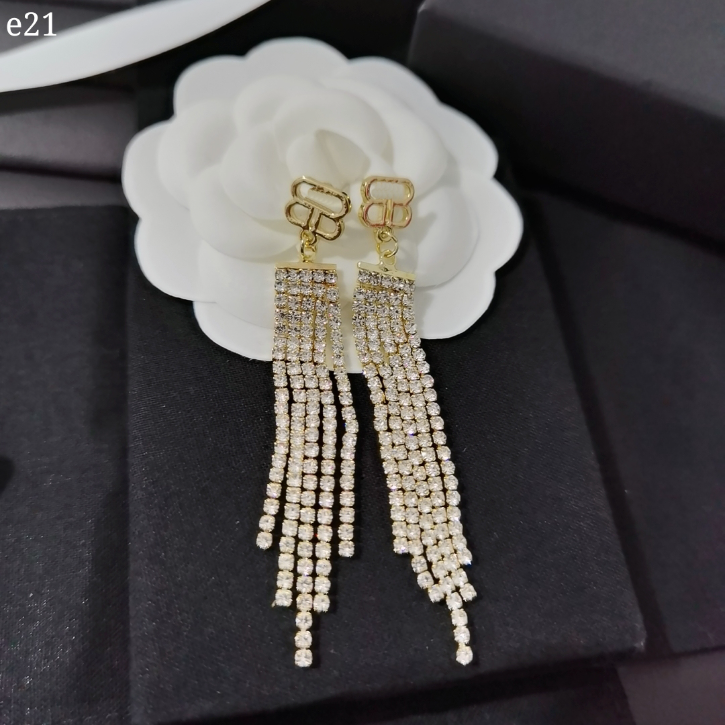 

Charm Women Dangle Earring 18k Gold Plated Chain Pendant Earrings Luxury Brand Love Jewelry Designer Diamond Earring Family Gift Jewelry Wholesale