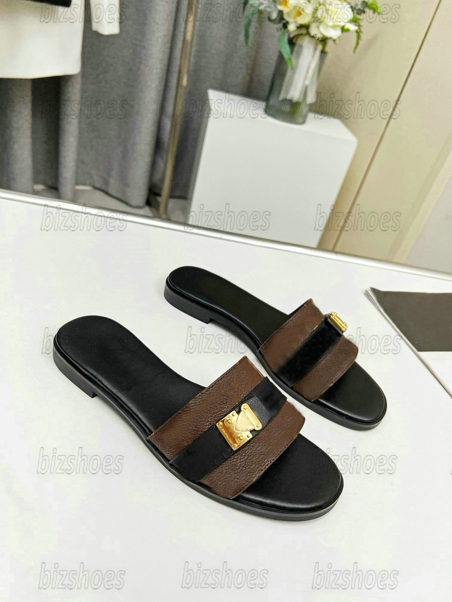 

Women Designer Slipper Monograms Leather Slides Sandals ESCALE LOCK IT FLAT MULE Slip-on Open Toe engraved lock Casual Summber Flats For Women 1AAC3Y, #1