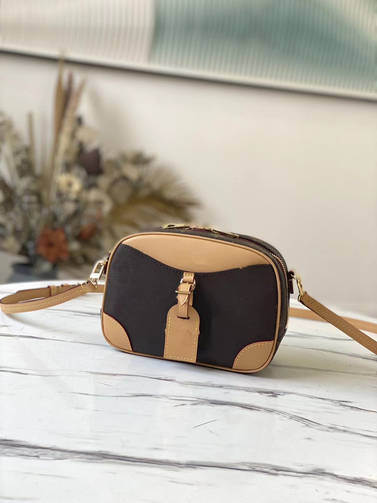 Fashion Bags French flip shoulder crossbody bag Exquisite craftsmanship before creating oil edges caramel and each color represents a different p-image-939259845
