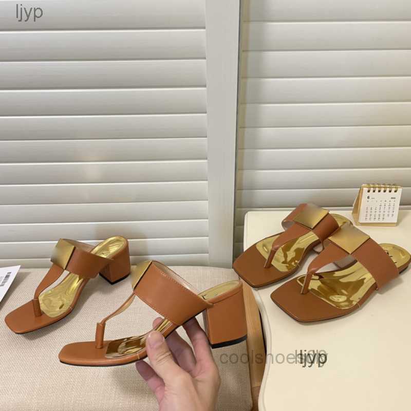 

2023 Luxury Designer Chunky Heels Slipper for Women Sandals Classic Rivet Decoration Wear Comfortable and Beautiful, Black