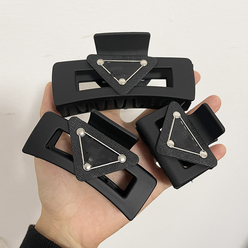 Luxury Designer Clamps Barrettes Triangle P Letter Hairpin High-Quality Brand Classic Versatile Leisure Hairclips Fashion Black Shark Hairpin Hai