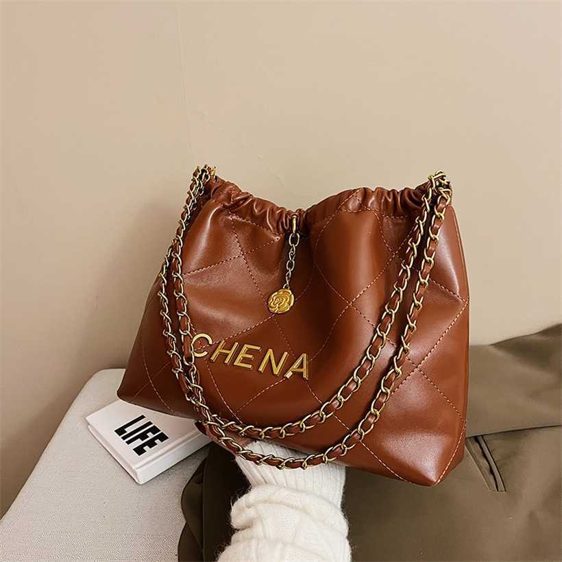 

14% OFF 2023 Fashion handbag Lingge Chain Underarm Wanderer New Water Bucket High Capacity Tote Single Shoulder Crossbody Bag, Black6