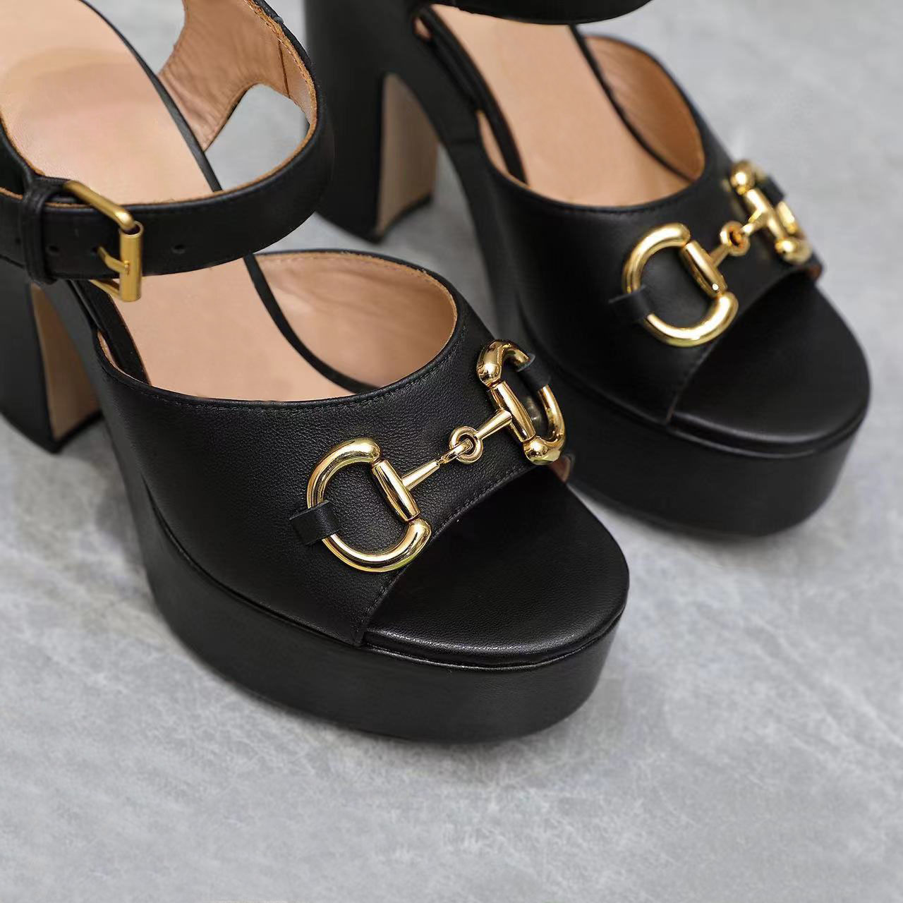 

2023 Designer Luxury High Heels Women Sandals Metallic Laminate Leathers Flat Middle High Heel Sandal Summer Beach Wedding Shoe Dress Shoes Size 35-42 With, Black