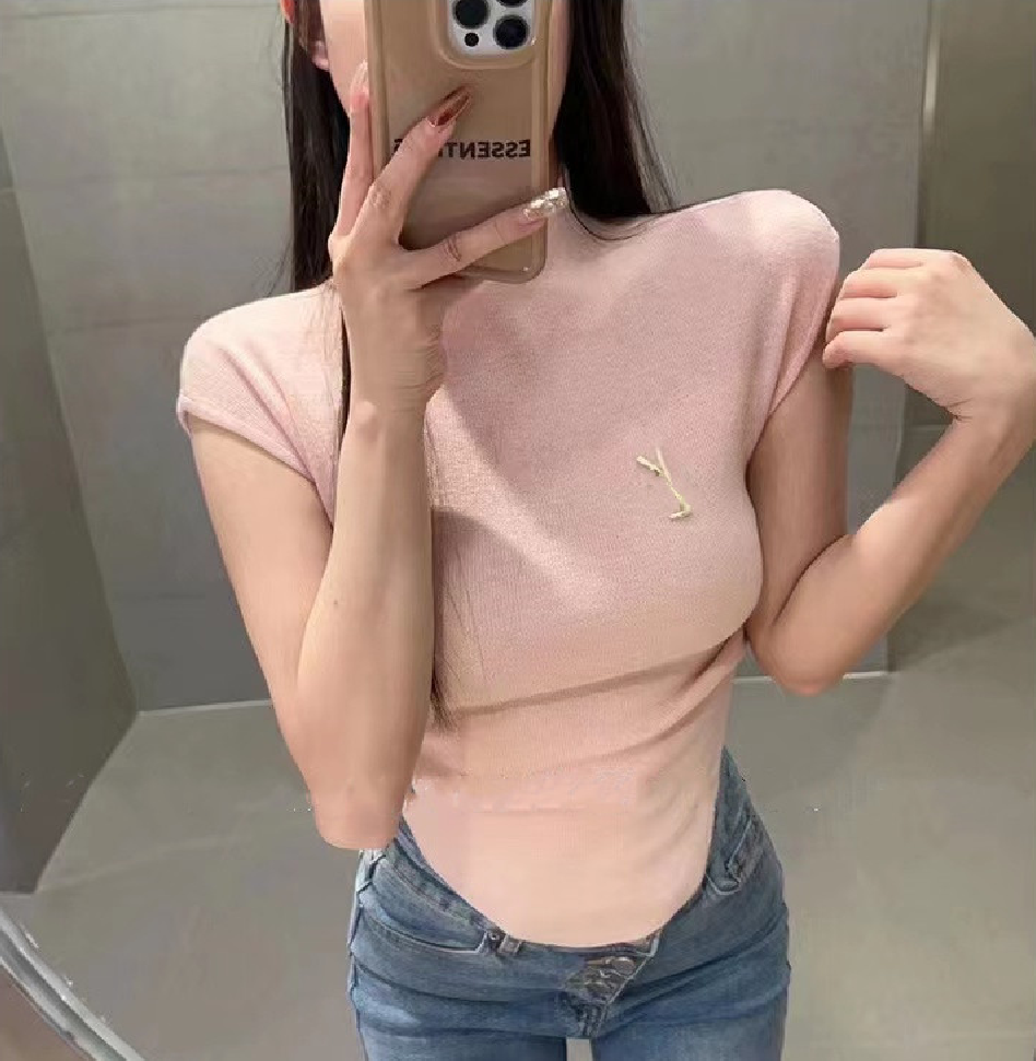 

Designer 2023 new high-neck knitted short sleeve T-shirt fashion alphabet brooch pleated hem slim luxury short sleeve knitted top, Pink