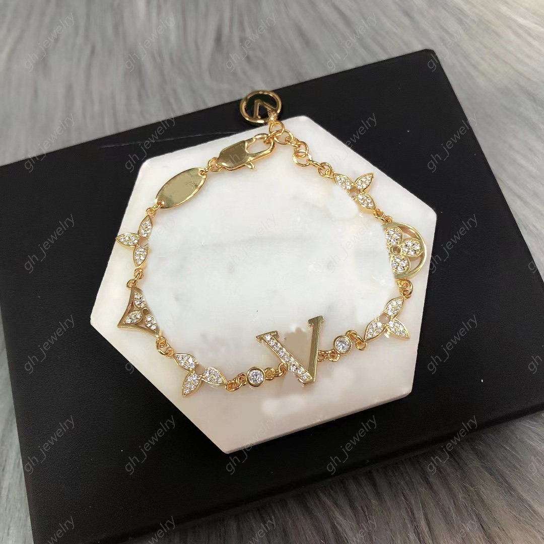 

Fashion classic Charm clover bracelets diamond alphabet brass material brand designer love bracelet women's wedding party gift jewelry