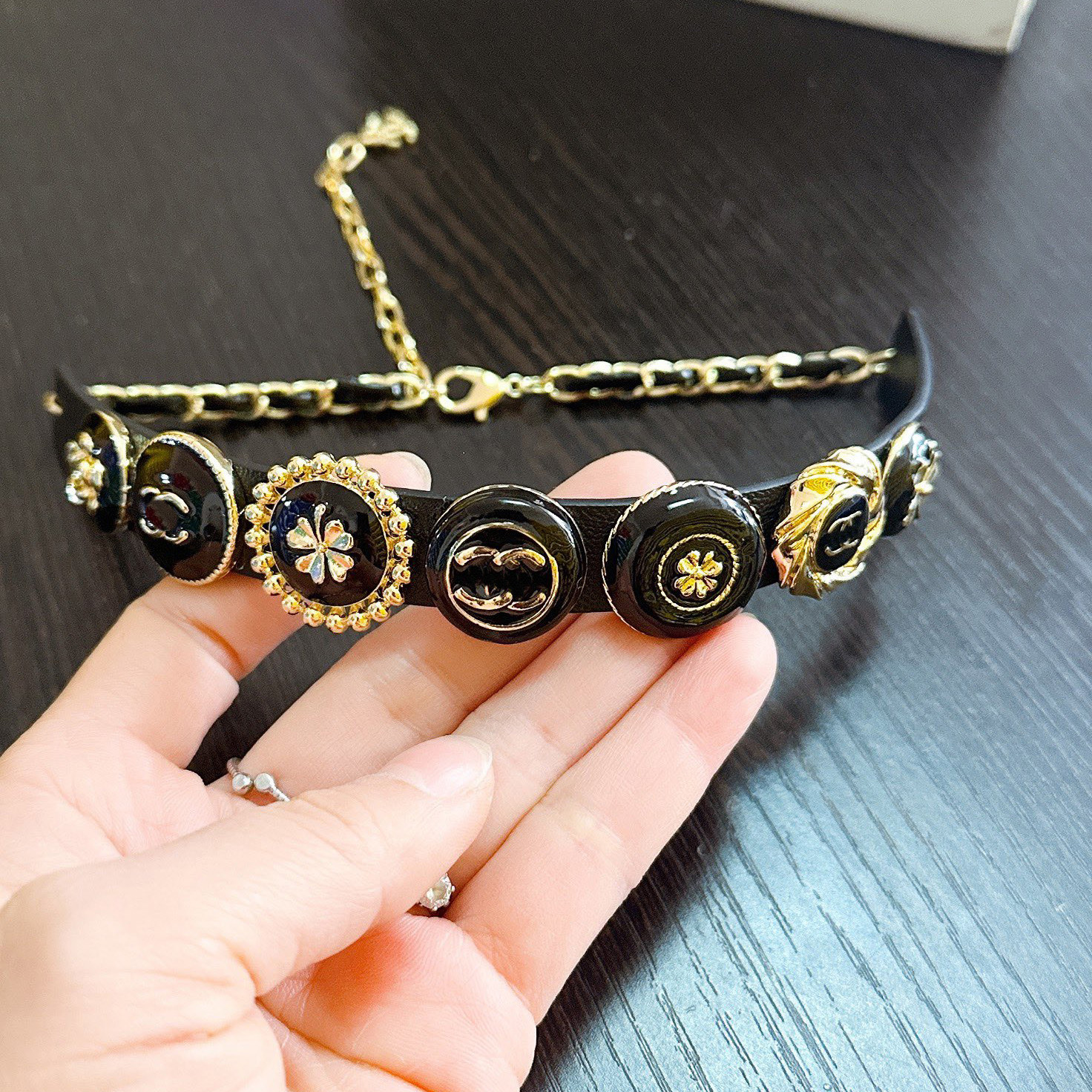 

Designer Women Choker Necklace Luxury Brand Short Chain Designed for Women Neck Jewelry Retro Design is Black Gold Necklace New Birthday Gift Jewelry Wholesale