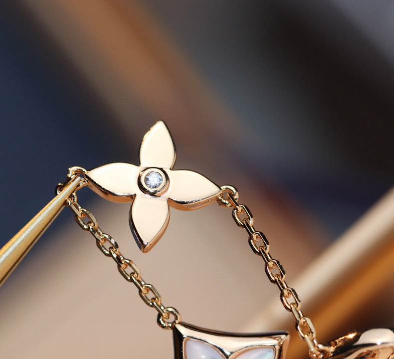 2023 V gold material Luxury quality charm bracelet with nature shell beads and flower design have box stamp PS7931A