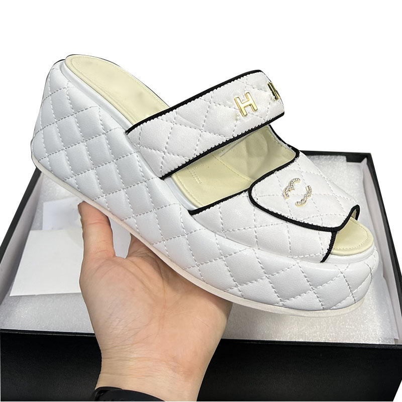 

23ss Womens Wedge Platform Heels Slippers Designer Sheepskin Quilted Texture Hardware Matelasse Sandals Slip On Slides With Strass Ladies Mules Girls Beach Shoe, Shoe box