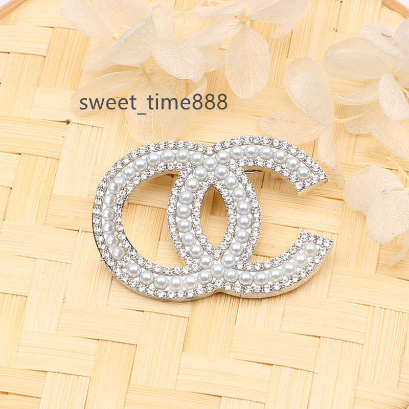 

Wholesale Luxury Brand Designer Letter Pins Brooches Women 100Style Crystal Pearl Rhinestone Cape Buckle Brooch Suit Pin Wedding Party Jewerlry Accessories Gifts