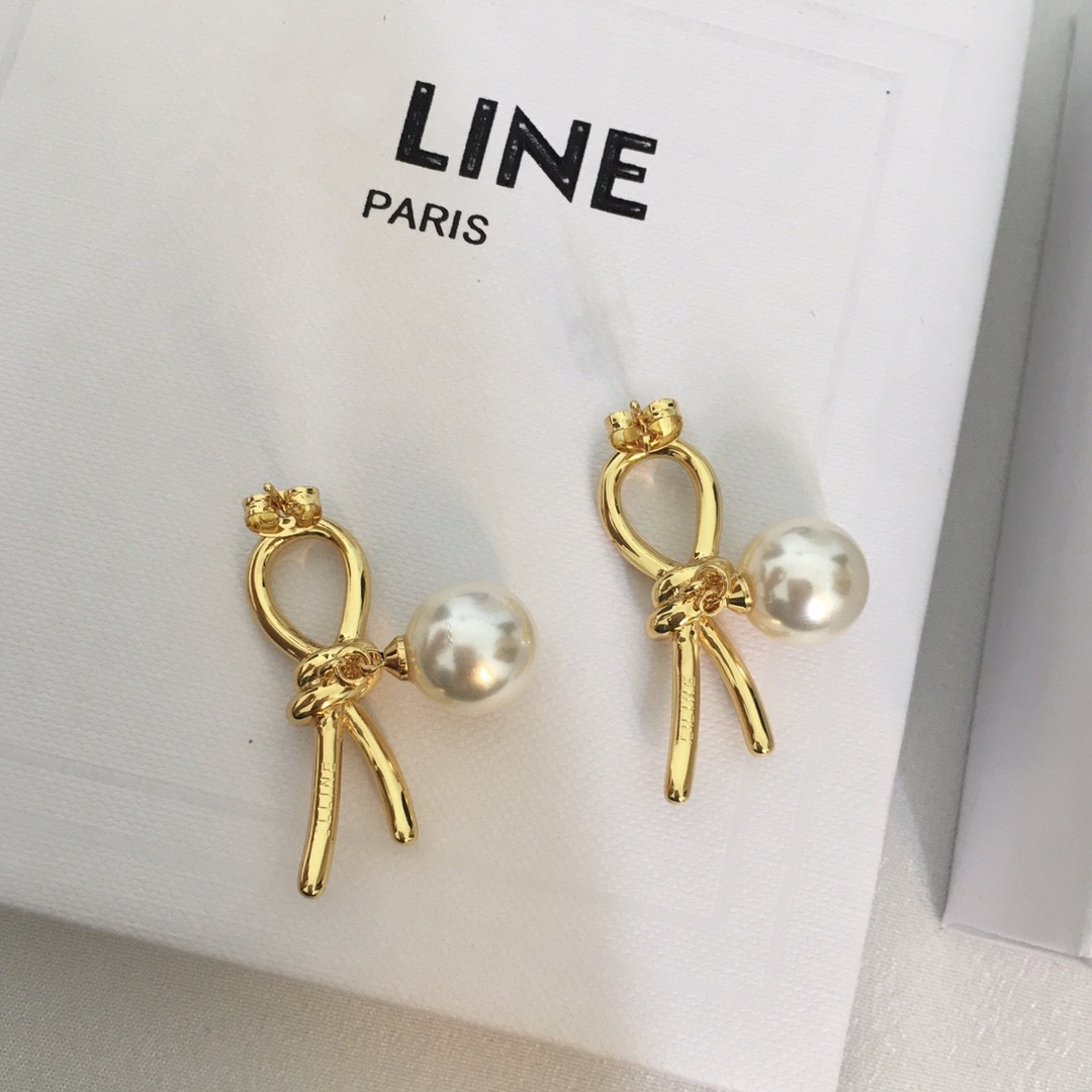 

Women fashion jewelry designer stud earrings white pearl simple style brass engagement earring