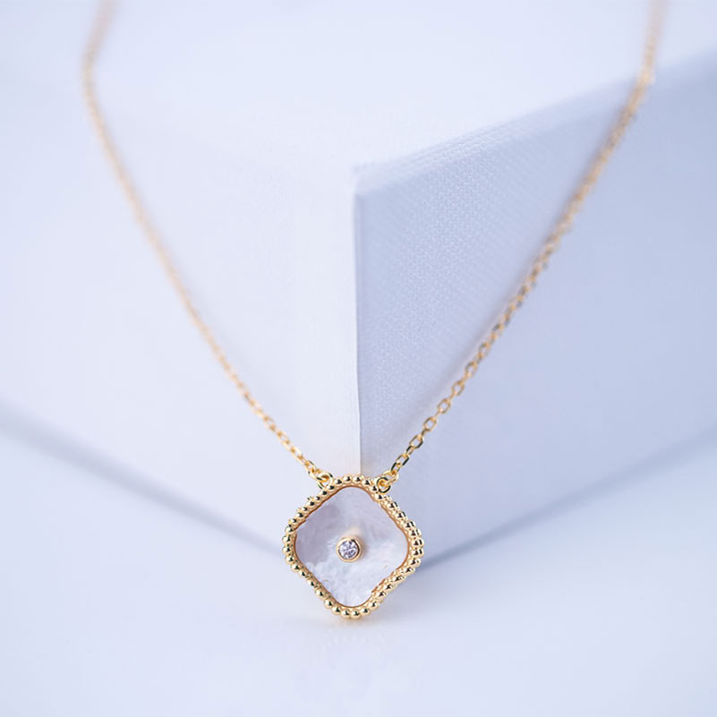 

Heart necklace Fashion Classic Four Leaf Clover Necklaces Pendants Mother-of-Pearl Stainless Steel Plated 18K for Women Girls Valentines Engagement Jewelry