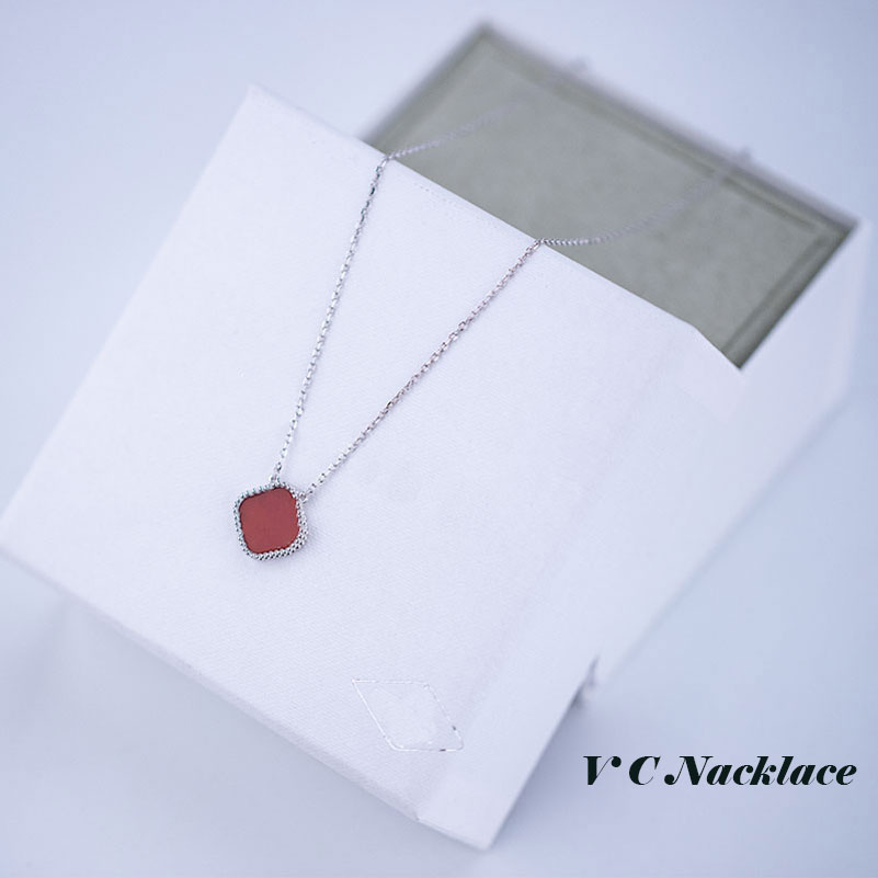 

Four Van Clover Pendant Necklaces womens necklace necklace for men 18K Gold Plated Mother Day gift rope chain designer jewelly chain Collier accessories withbox