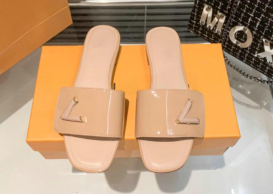

Designer slippers Classic Sandals Women's Genuine Leather Fashion Shoes summer Ladies slipper Beach Flat heel Flip Flops, Black