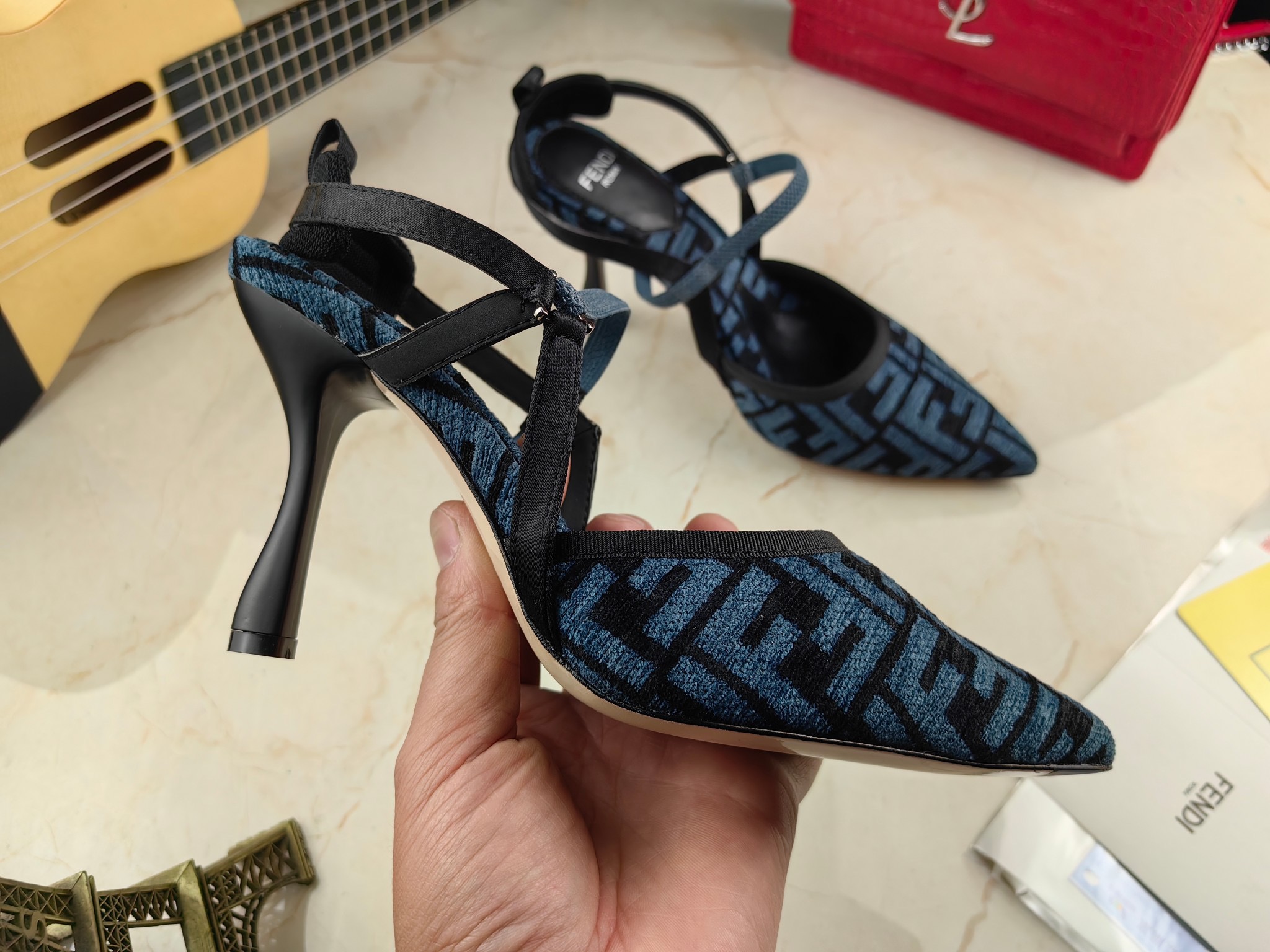 La mode de sandale à talons hauts Fendi 35-39 Il y a des sacs à poussière dans les boîtes