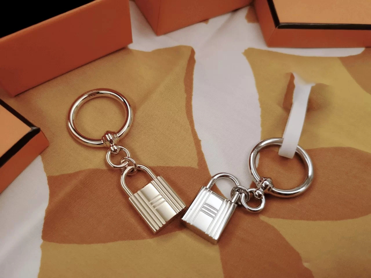 

Pins Brooches Japan and South Korea H Lock Silk Scarf Buckle Round Zircon Horseshoe Ring High grade Ribbon Accessories T shirt Kn 230506